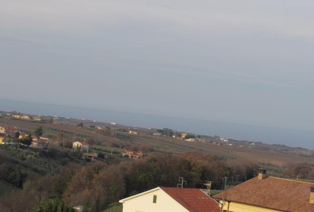 5 bedroom, habitable, town house 10 minutes to the beach easily converted to 3 apartments. 10