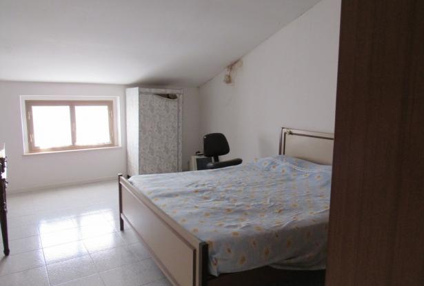 5 bedroom, habitable, town house 10 minutes to the beach easily converted to 3 apartments. 11