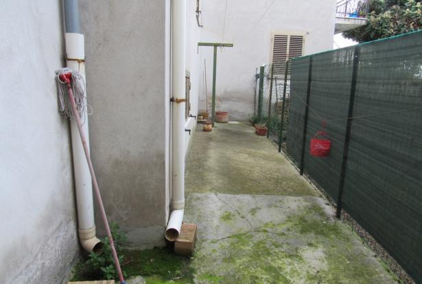 5 bedroom, habitable, town house 10 minutes to the beach easily converted to 3 apartments. 12