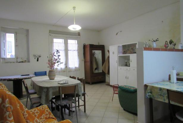 5 bedroom, habitable, town house 10 minutes to the beach easily converted to 3 apartments. 13