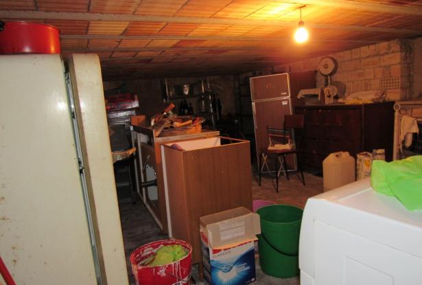 5 bedroom, habitable, town house 10 minutes to the beach easily converted to 3 apartments. 14