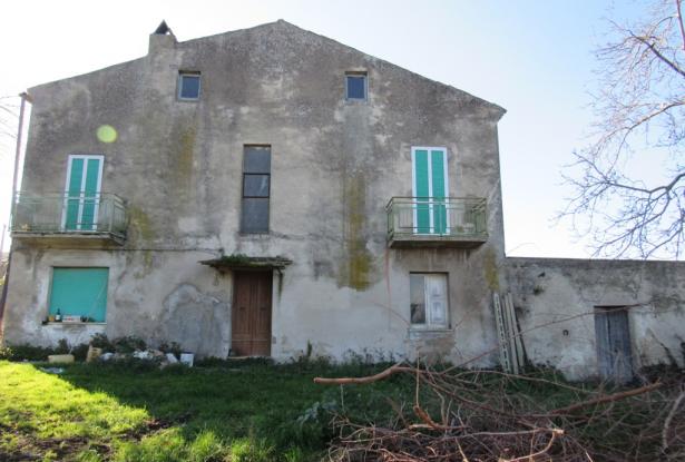 Farmhouse, detached and habitable, with 1700sqm of flat land, terrace and barn, amazing views, 15 minutes to the beach. 0