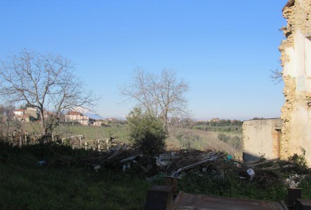 Farmhouse, detached and habitable, with 1700sqm of flat land, terrace and barn, amazing views, 15 minutes to the beach. 9