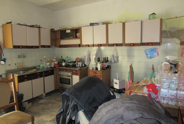 Farmhouse, detached and habitable, with 1700sqm of flat land, terrace and barn, amazing views, 15 minutes to the beach. 10