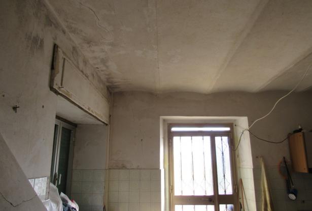 Farmhouse, detached and habitable, with 1700sqm of flat land, terrace and barn, amazing views, 15 minutes to the beach. 12