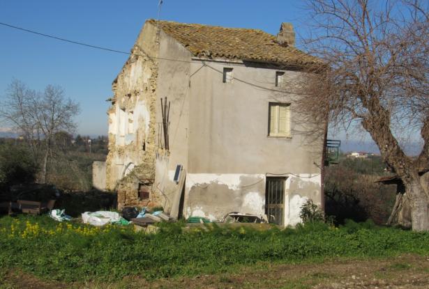 Farmhouse, detached and habitable, with 1700sqm of flat land, terrace and barn, amazing views, 15 minutes to the beach. 13