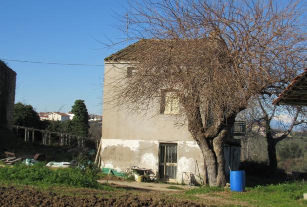 Farmhouse, detached and habitable, with 1700sqm of flat land, terrace and barn, amazing views, 15 minutes to the beach. 5
