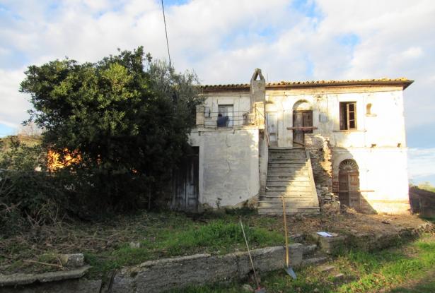 Countryside, stone house with garden and terrace to restructure of 100sqm with 3 bedrooms. 0