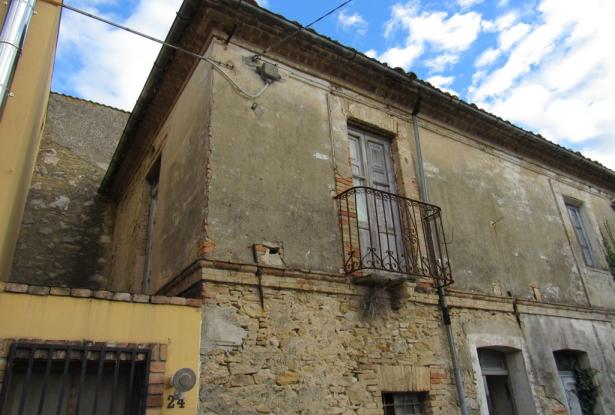 Countryside, stone house with garden and terrace to restructure of 100sqm with 3 bedrooms. 9