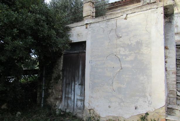 Countryside, stone house with garden and terrace to restructure of 100sqm with 3 bedrooms. 3