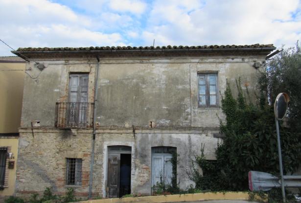 Countryside, stone house with garden and terrace to restructure of 100sqm with 3 bedrooms. 4