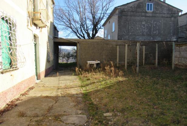 Detached farmhouse and barn with 1000sqm of flat land with orchard, mountain views in a peaceful location and original character. 1