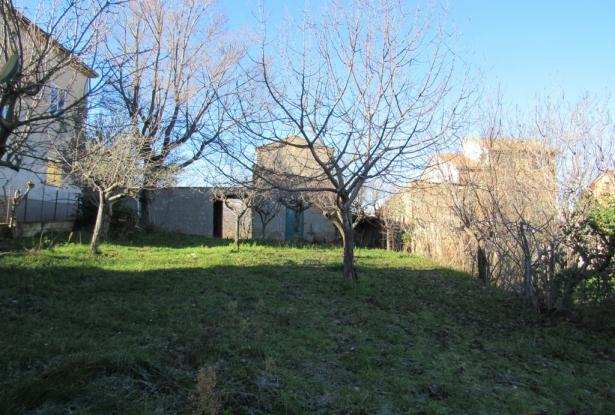 Detached farmhouse and barn with 1000sqm of flat land with orchard, mountain views in a peaceful location and original character. 5