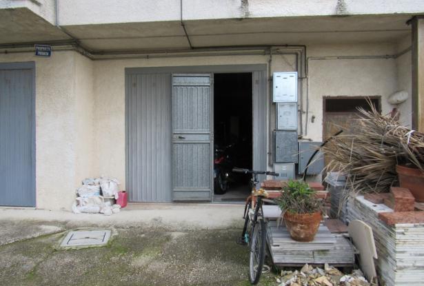 Detached, country house with 2 bedrooms and 3000sqm of land, 300 meters to the town, 2km to the beach in a quiet spot with amazing views. 10