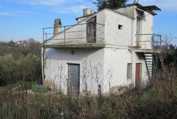 Detached, country house with 2 bedrooms and 3000sqm of land, 300 meters to the town, 2km to the beach in a quiet spot with amazing views. 0