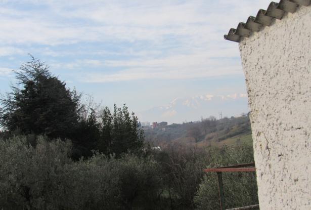 Detached, country house with 2 bedrooms and 3000sqm of land, 300 meters to the town, 2km to the beach in a quiet spot with amazing views. 3