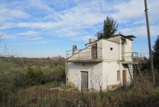 Detached, country house with 2 bedrooms and 3000sqm of land, 300 meters to the town, 2km to the beach in a quiet spot with amazing views. 4