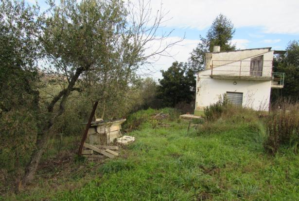 Detached, country house with 2 bedrooms and 3000sqm of land, 300 meters to the town, 2km to the beach in a quiet spot with amazing views. 7