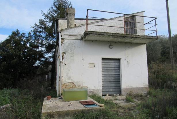 Detached, country house with 2 bedrooms and 3000sqm of land, 300 meters to the town, 2km to the beach in a quiet spot with amazing views. 8
