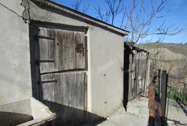Detached, renovated farm house, barn and 9000sqm of land in the peaceful hills around Atessa city. 10