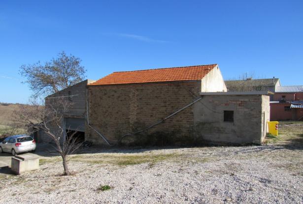 Detached, renovated farm house, barn and 9000sqm of land in the peaceful hills around Atessa city. 1