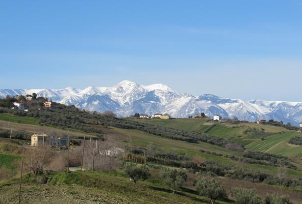 Detached, renovated farm house, barn and 9000sqm of land in the peaceful hills around Atessa city. 4