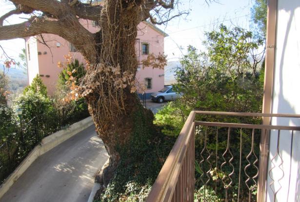 Detached, habitable countryside house with 3 bedrooms, garage and garden in a tranquil picturesque spot. 9