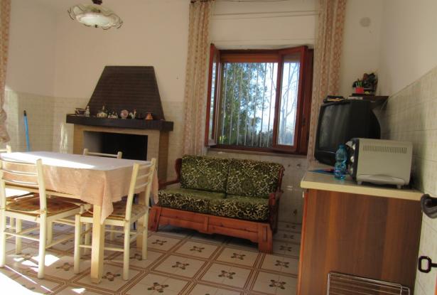 Detached, habitable countryside house with 3 bedrooms, garage and garden in a tranquil picturesque spot. 2