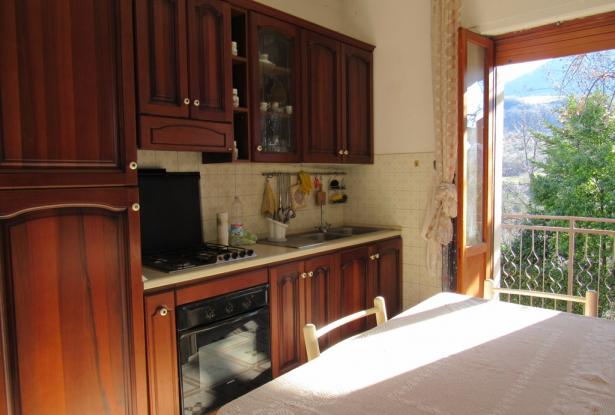 Detached, habitable countryside house with 3 bedrooms, garage and garden in a tranquil picturesque spot. 5