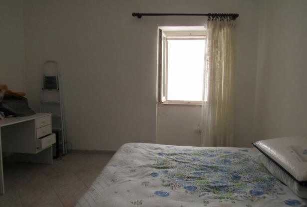 Detached, habitable countryside house with 3 bedrooms, garage and garden in a tranquil picturesque spot. 8