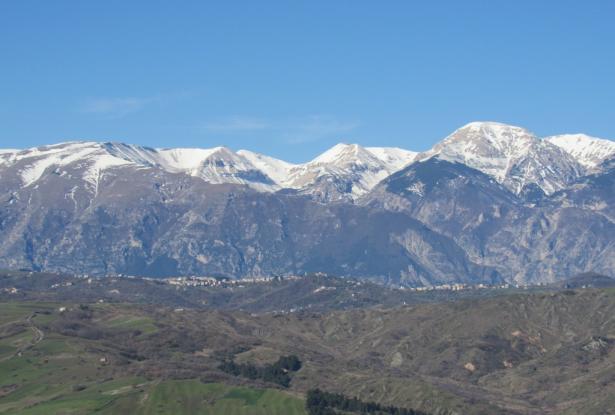 Fantastic mountain views, 2 bedroom town house with garden, garage, quiet spot, 300 meters to the shops, needs decorating. 1