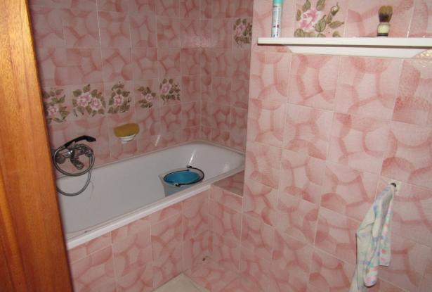 Fantastic mountain views, 2 bedroom town house with garden, garage, quiet spot, 300 meters to the shops, needs decorating. 9