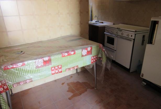 Fantastic mountain views, 2 bedroom town house with garden, garage, quiet spot, 300 meters to the shops, needs decorating. 10