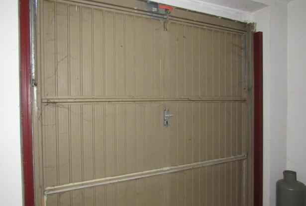Fantastic mountain views, 2 bedroom town house with garden, garage, quiet spot, 300 meters to the shops, needs decorating. 12