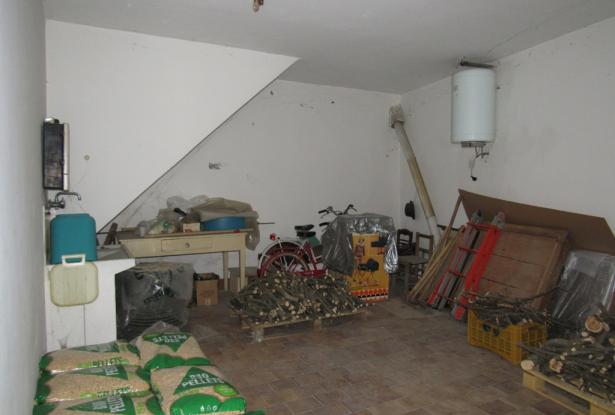 Fantastic mountain views, 2 bedroom town house with garden, garage, quiet spot, 300 meters to the shops, needs decorating. 13