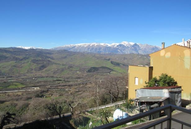 Fantastic mountain views, 2 bedroom town house with garden, garage, quiet spot, 300 meters to the shops, needs decorating. 14