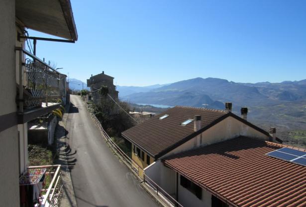 Fantastic mountain views, 2 bedroom town house with garden, garage, quiet spot, 300 meters to the shops, needs decorating. 0