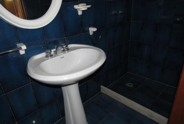 Fantastic mountain views, 2 bedroom town house with garden, garage, quiet spot, 300 meters to the shops, needs decorating. 2