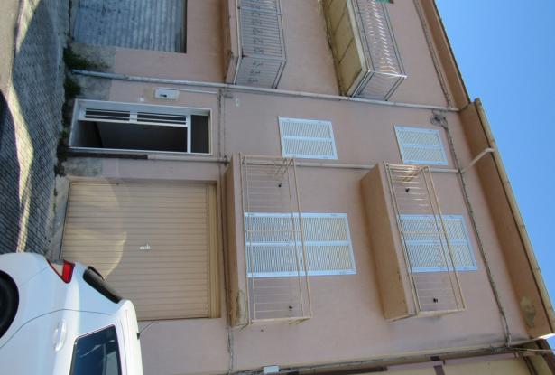 Fantastic mountain views, 2 bedroom town house with garden, garage, quiet spot, 300 meters to the shops, needs decorating. 3