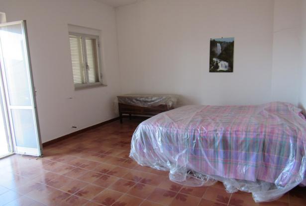 Fantastic mountain views, 2 bedroom town house with garden, garage, quiet spot, 300 meters to the shops, needs decorating. 4