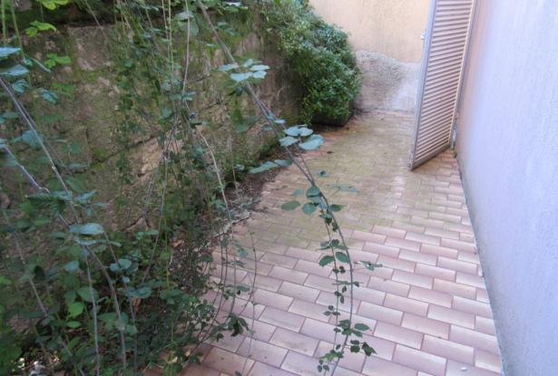 Fantastic mountain views, 2 bedroom town house with garden, garage, quiet spot, 300 meters to the shops, needs decorating. 5
