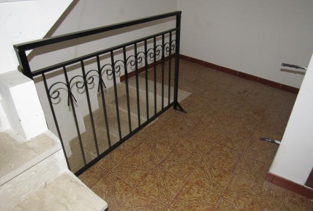 Fantastic mountain views, 2 bedroom town house with garden, garage, quiet spot, 300 meters to the shops, needs decorating. 6