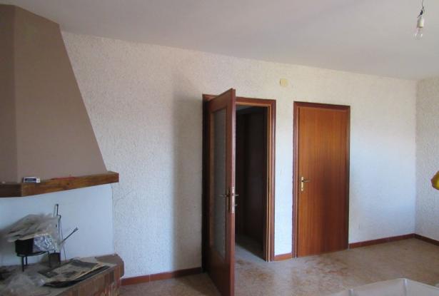 Fantastic mountain views, 2 bedroom town house with garden, garage, quiet spot, 300 meters to the shops, needs decorating. 8
