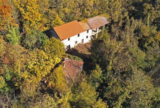 FARMHOUSE FOR SALE IN LANGHE AREA FARMHOUSE FOR SALE IN LANGHE AREA