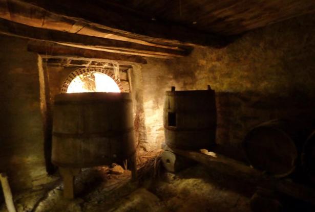 FARMHOUSE FOR SALE IN LANGHE AREA FARMHOUSE FOR SALE IN LANGHE AREA