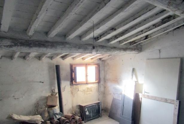 Tuscany – Poppi (AR) apartment in historic hamlet, to renovate. Ref.08t 12