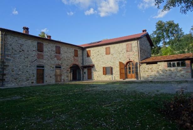 Tuscany- Pratovecchio (AR). Beautiful farmhouse with 10 hectares of land.  Ref. 09t 0