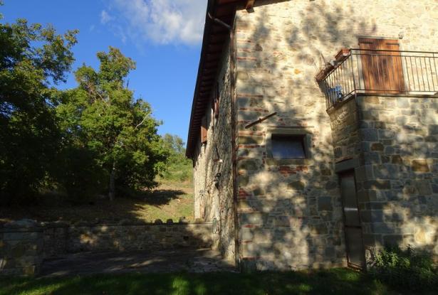 Tuscany- Pratovecchio (AR). Beautiful farmhouse with 10 hectares of land.  Ref. 09t 17
