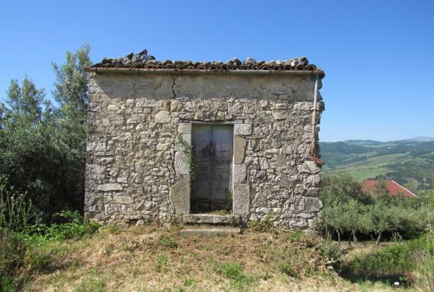 Stone, detached cottage with 1800sqm of land and amazing mountain views with building rights. 3