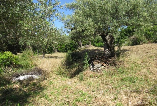 Stone, detached cottage with 1800sqm of land and amazing mountain views with building rights. 9